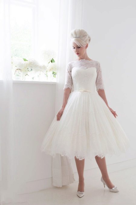فستان زفاف قصير مع أعلى مغلقة