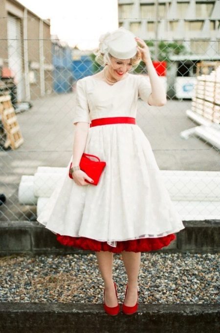 Vestido de novia en el estilo de estilo con accesorios rojos.