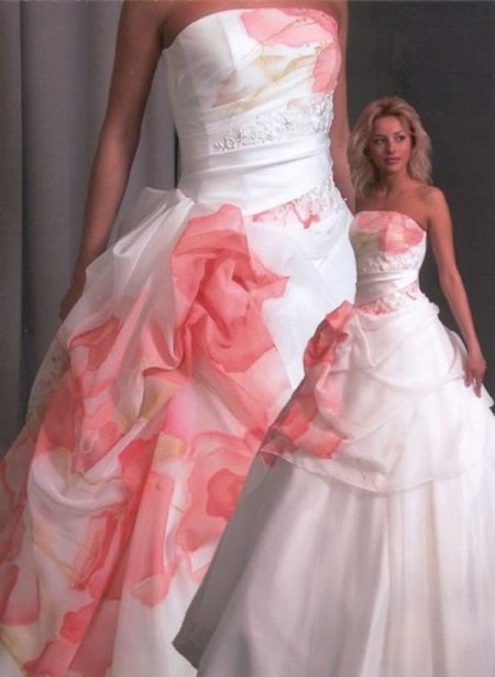 Gaun pengantin dengan pola yang menakutkan