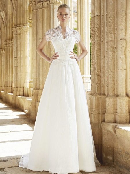 Gaun pengantin dengan lengan pendek lace