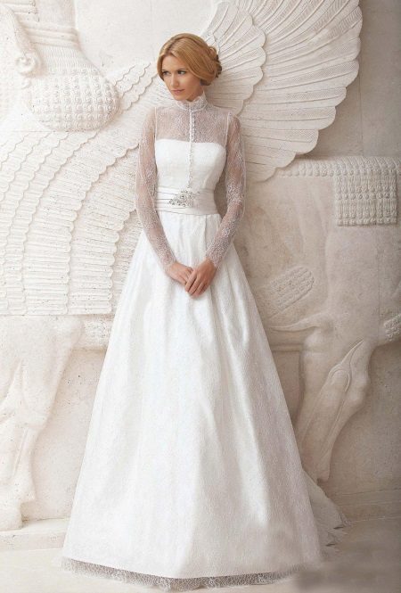 Gaun pengantin dengan lengan panjang