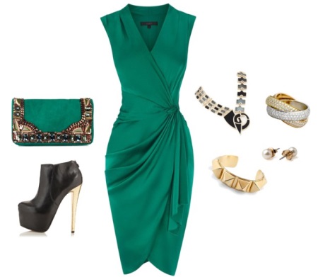 Smaragdinė suknelė ir juodi batai