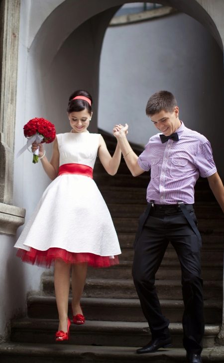 Vestido de novia con cinturón rojo y enaguas.