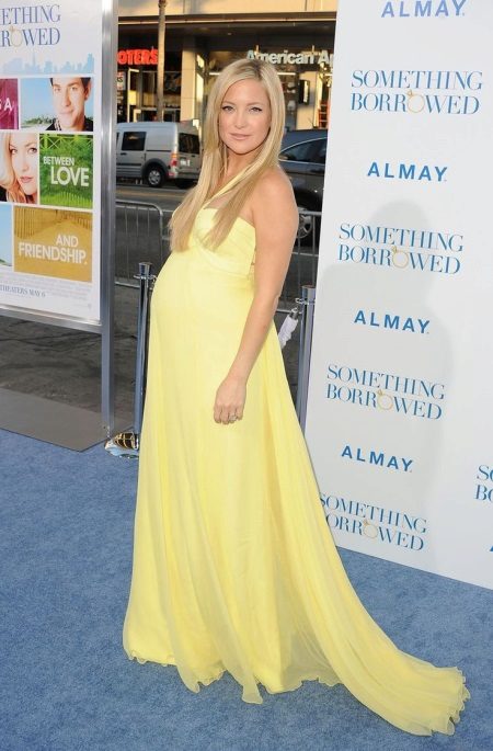 Geltona vakarinė suknelė nėščioms moterims
