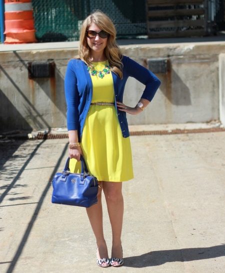 Žluté šaty s modrým příslušenstvím