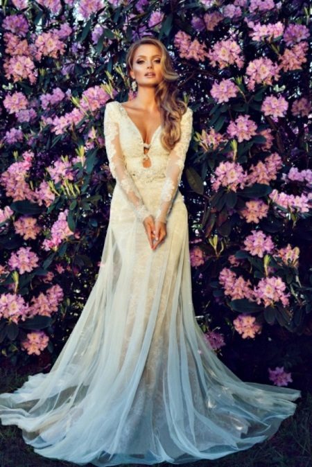 Gaun pengantin lurus dengan skirt telus atas