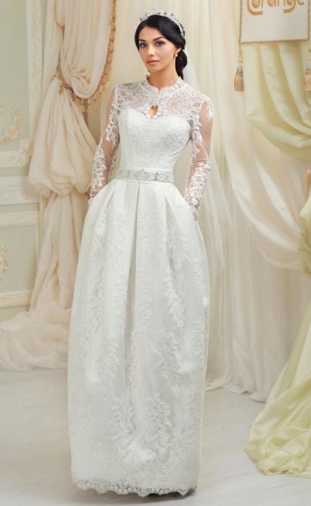 Lacy bukan gaun pengantin yang luar biasa di lantai