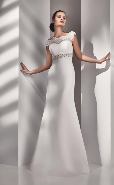 Gaun pengantin dengan tali pinggang tidak luar biasa