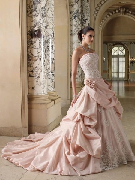 Gaun pengantin dengan korset merah jambu