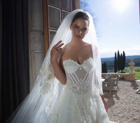 Transparent wedding corset para sa isang damit-pangkasal