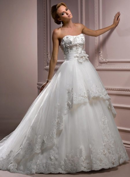Gaun pengantin dengan hiasan pada korset