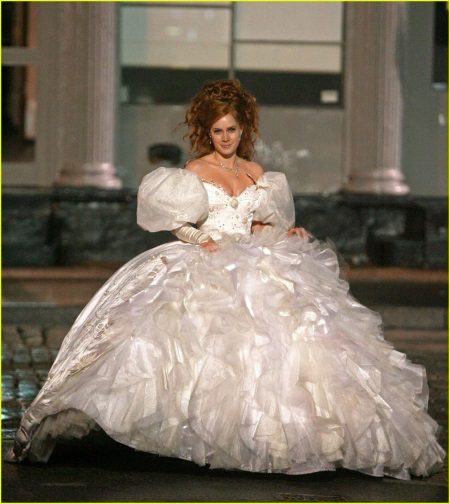 Gaun pengantin dalam gaya puteri dari filem Enchanted
