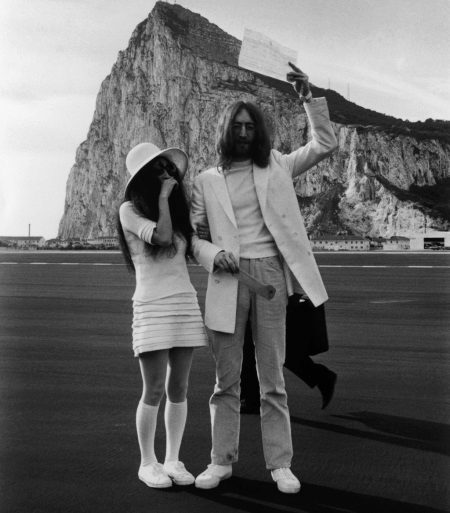 Krátké svatební šaty Yoko Ono