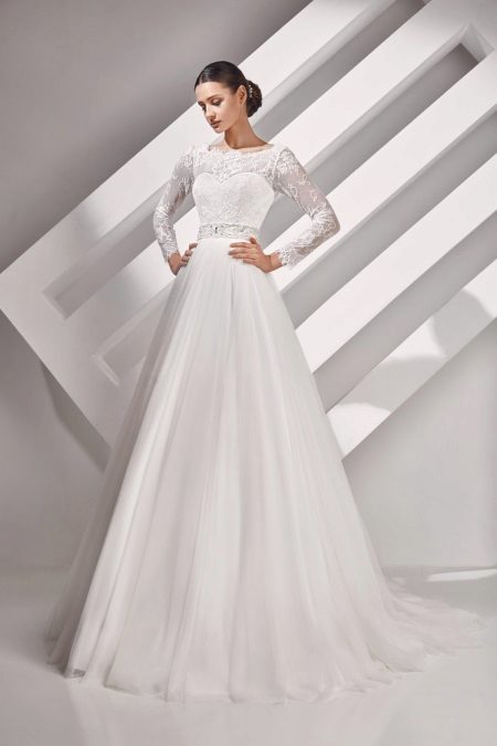 Vestido de novia de la colección ALMA cerrado por Cupid Bridal.