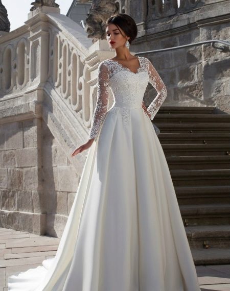 فستان زفاف رائع مع الدانتيل من تصميم كريستال