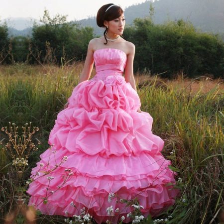 Světlé růžové svatební šaty