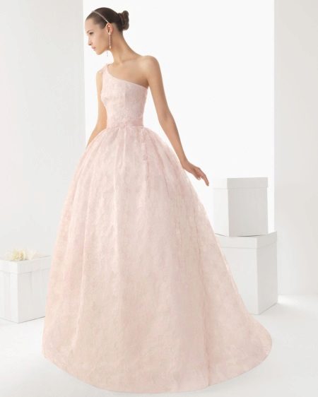 Růžové krajkové svatební šaty