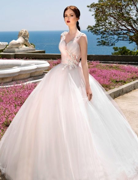 Сватбена рокля с дантела от Gabbiano
