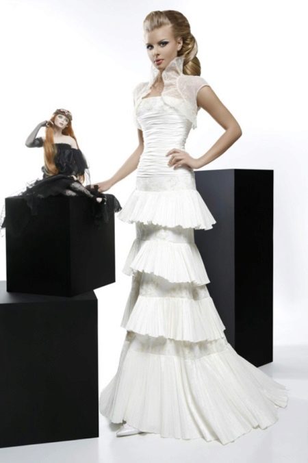 Vestido de novia de la colección Courage con una falda de varios niveles.