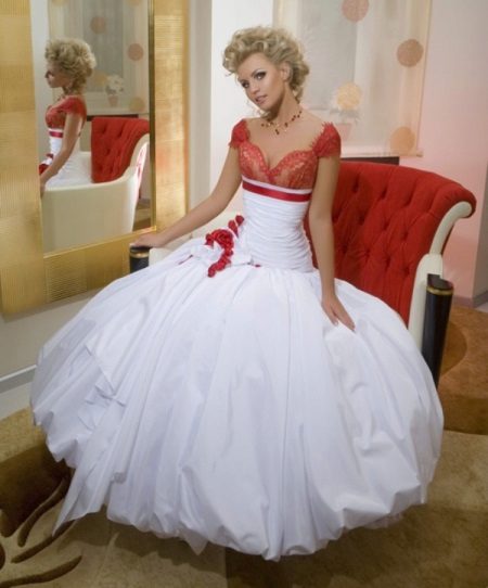 Сватбена рокля от колекцията Femme Fatale с червено елече