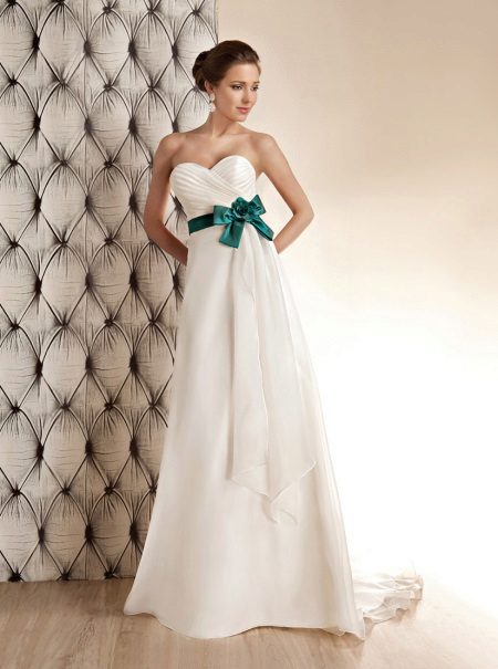 Weißes Hochzeitskleid mit grüner Schleife