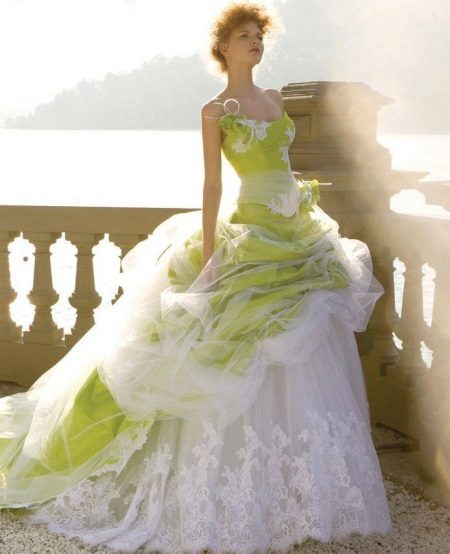 Vestido de novia con una falda verde.