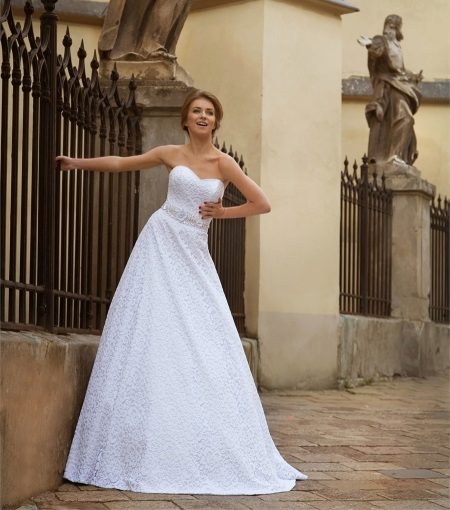 Gaun pengantin dari koleksi Oscar dari Armoniya