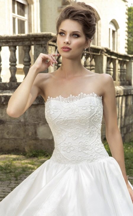 Gaun pengantin dengan korset dari Armoniya