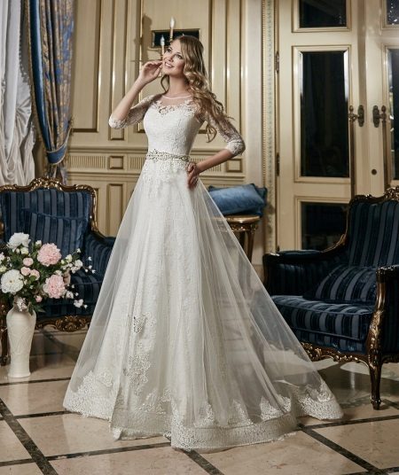 Сватбена рокля с украсен колан от Ева Уткина