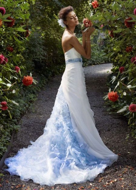 бяла сватбена рокля със син влак