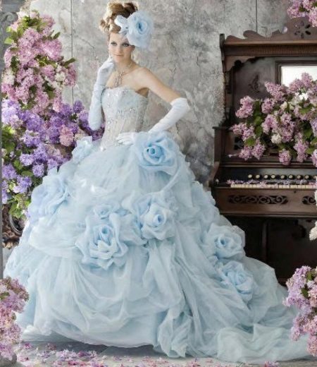 Rochie de mireasa albastra cu manusi