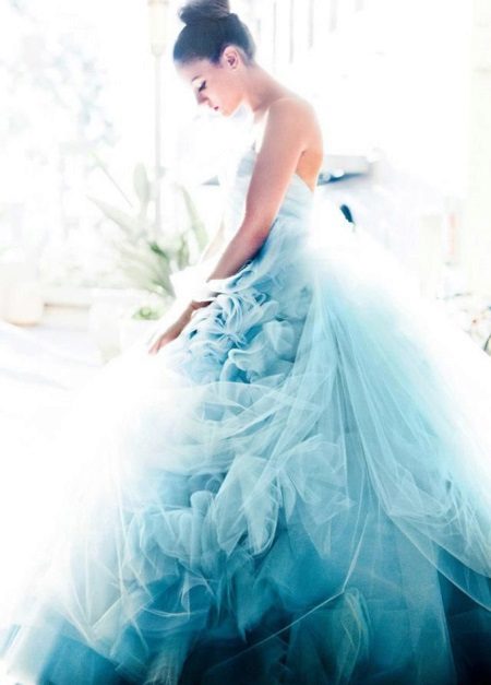 Сватбена рокля със синя градиент