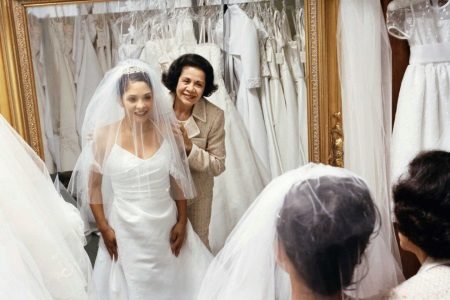 اختيار فستان الزفاف مع الأم في القانون