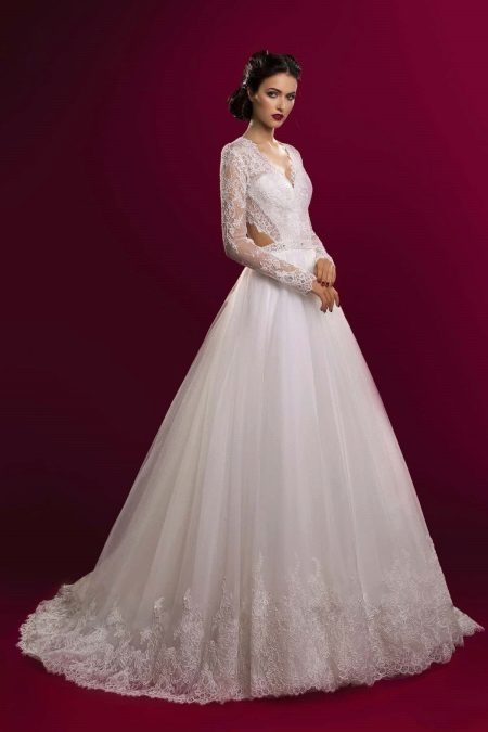 Сватбена рокля от колекция Аристократ великолепна с изрезки