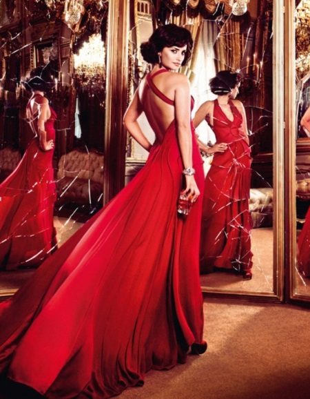 Vestido de novia rojo con espalda abierta.