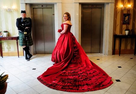 Raudona vestuvių suknelė pilnai