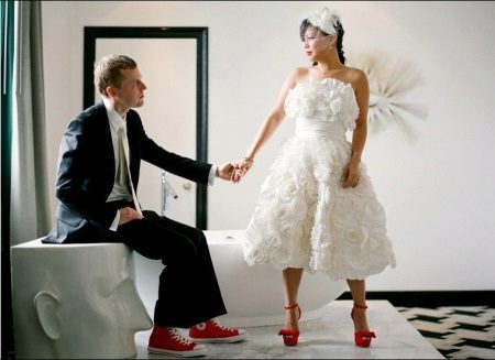 Vestuvinė suknelė su raudonais batais