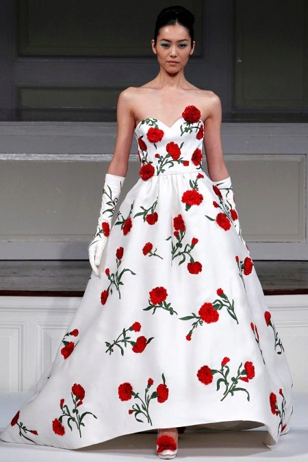 فستان زفاف مع الورود الحمراء