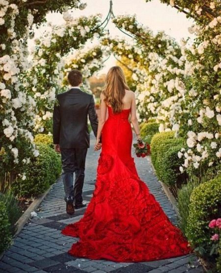 Raudona vestuvių suknelė su undine traukiniu