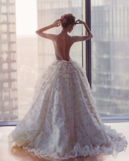 Великолепна сватбена рокля с отворена гръб