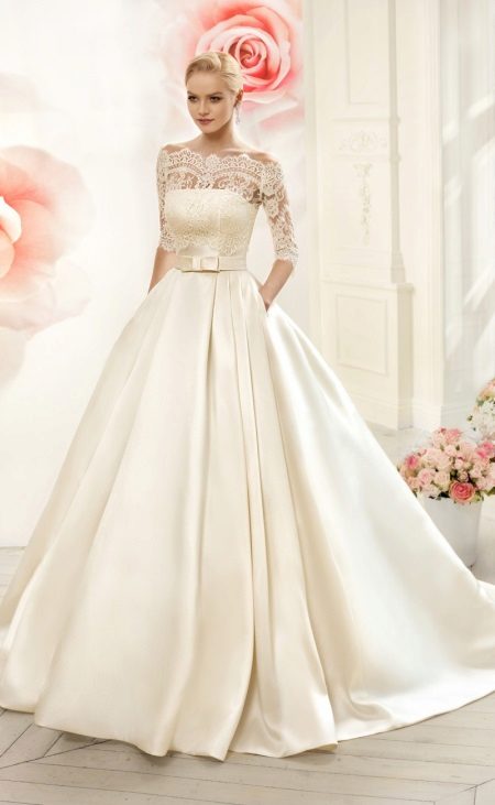 Gaun pengantin yang mewah dengan lengan baju dan topi renda