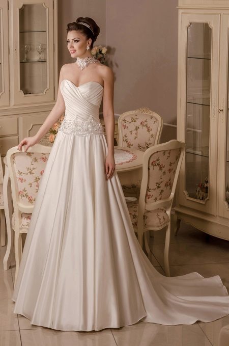 A-line wedding dress na may drape
