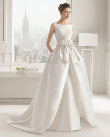 فستان زفاف مع تنورة قابلة للإزالة