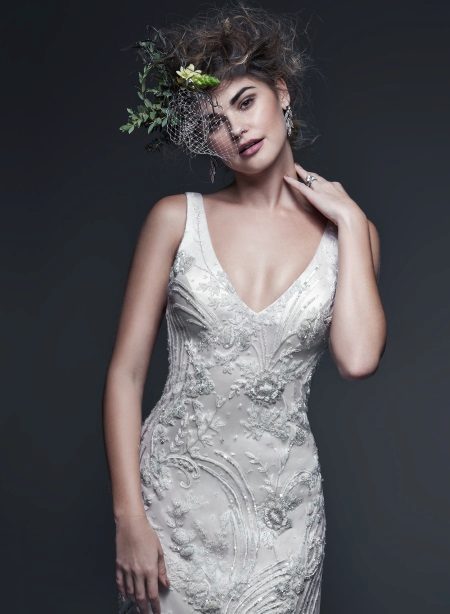 فستان زفاف مطرز مع بلورات سواروفسكي