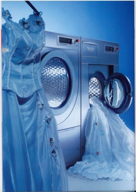 Mytí svatebních šatů ve stroji