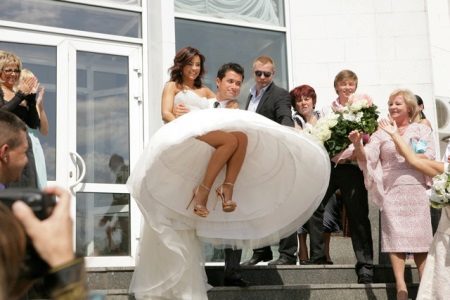 Gaun pengantin dengan crinoline oleh Ani Lorak