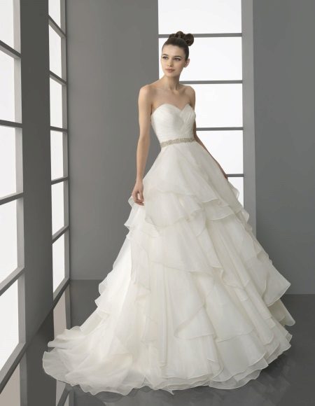 فستان زفاف مع تنورة متعددة الطبقات