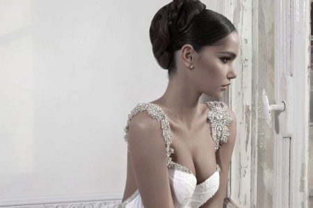 Decoração de strass em um vestido de noiva