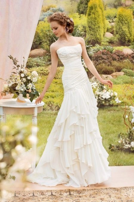 Vestido de novia con una falda de múltiples capas de Papilio
