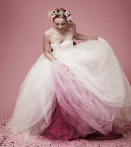 Великолепна сватбена рокля с многопластова фуста